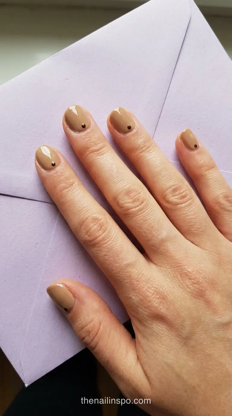 Biscuit Gloss Short Round Dot Nails